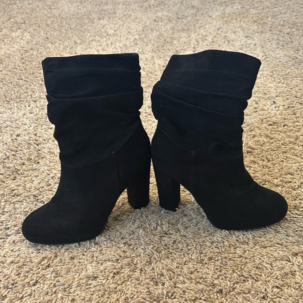 Black heeled winter boots